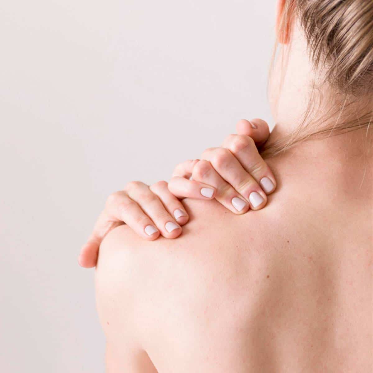El sorprendente significado espiritual detrás del dolor de hombro derecho